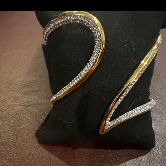 Elegant Gold and Silver Women's Jewelry - Picture 1 of 5